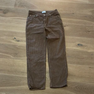 Bruna manchesterbyxor - Säljer ett par bruna manchesterbyxor i bra skick. De har en klassisk straight passform och är perfekta för höst och vinter. Byxorna har en midwaist och stängs med dragkedja och knapp. De är superbekväma och stiliga för både vardag och fest!