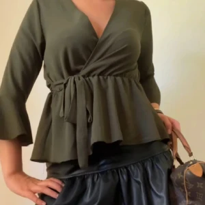 Grön blus  - Super snygg grön blus, omlott som knyts i midjan 🤎🤎väldigt unik!!