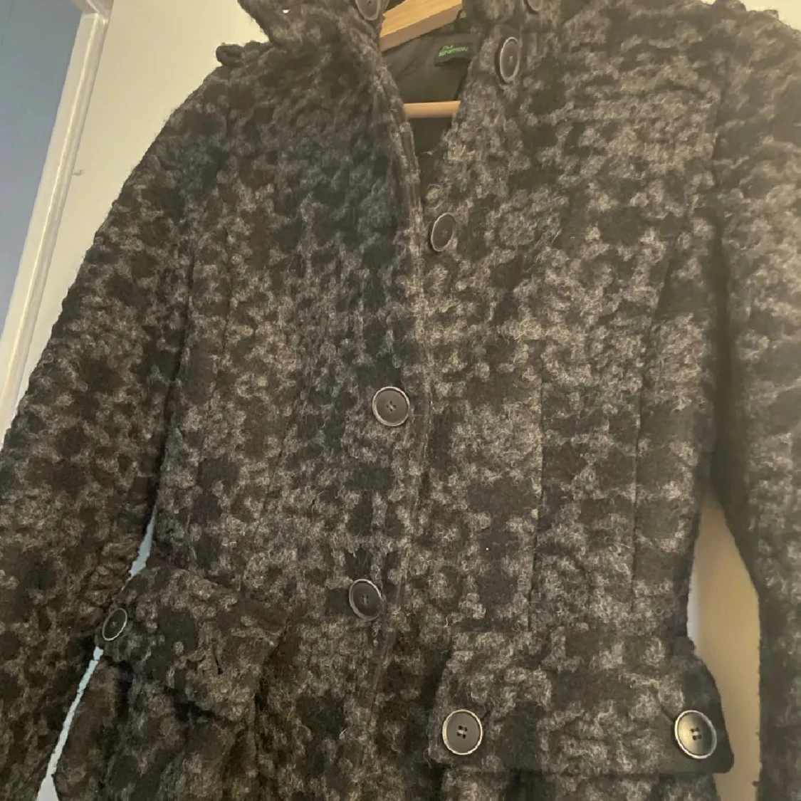 Mönstrad kappa med knappar