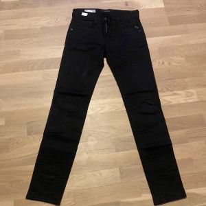 Svarta jeans från Replay - Säljer ett par svarta Replay Anbass jeans i storlek 28/32. 
