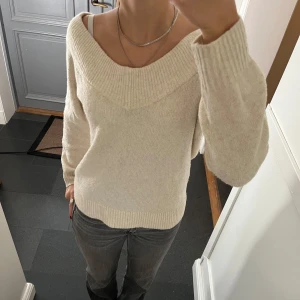 Beige stickad tröja  - Beige stickad tröja från H&M i storlek M, skulle säga att den även passar S. Fint skick. Använd gärna köp nu!