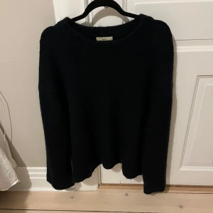 Marinblå tröja från Gina Tricot  - Säljer denna marinblå tröja från Gina Tricot i bra skick. Den är perfekt för både vardag och festliga tillfällen. Tröjan har en klassisk design med långa ärmar och en rund halsringning. Passar perfekt till jeans eller kjol.