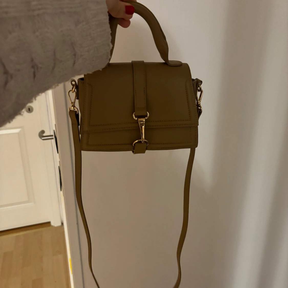 Brun axelväska med gulddetaljer - 90