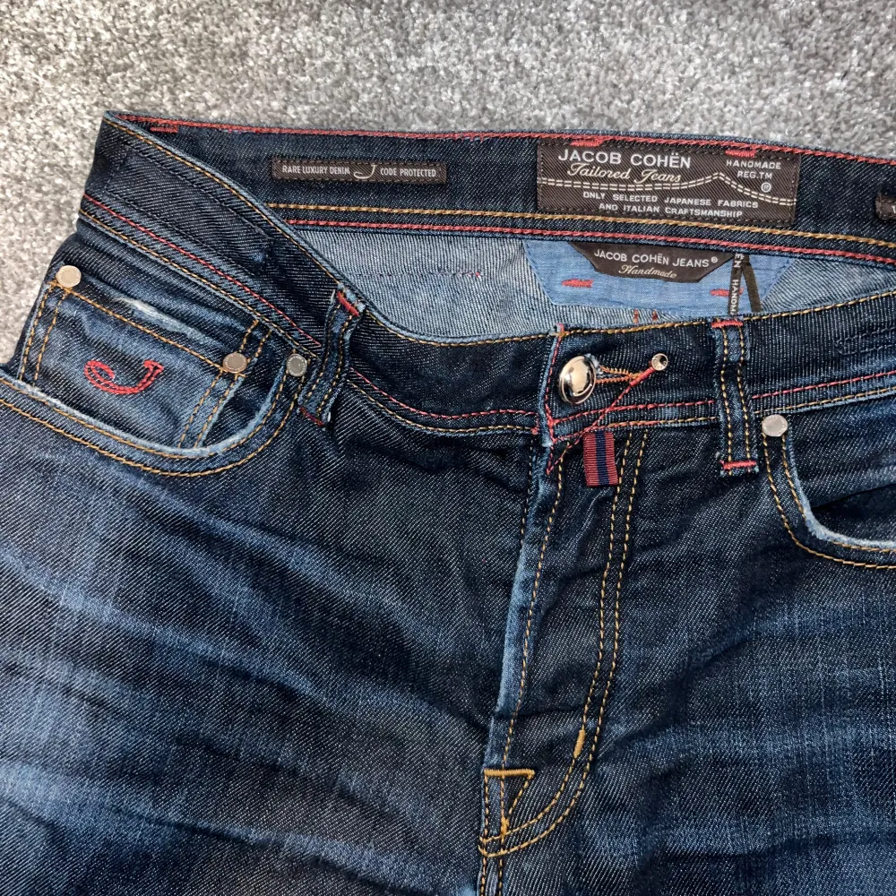 Säljer ett par snygga mörkblå jeans från Jacob Cohen. Använda men finns mycket kvar att ge, liten slitning i skrevet som knappt märks, storlek 33.. Jeans & Byxor.