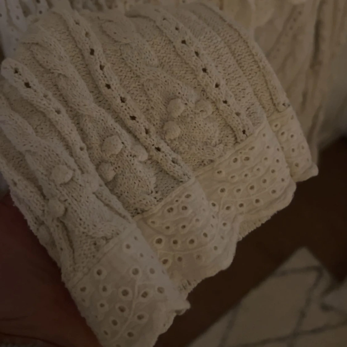 Vit stickad tröja med volangdetaljer - 92