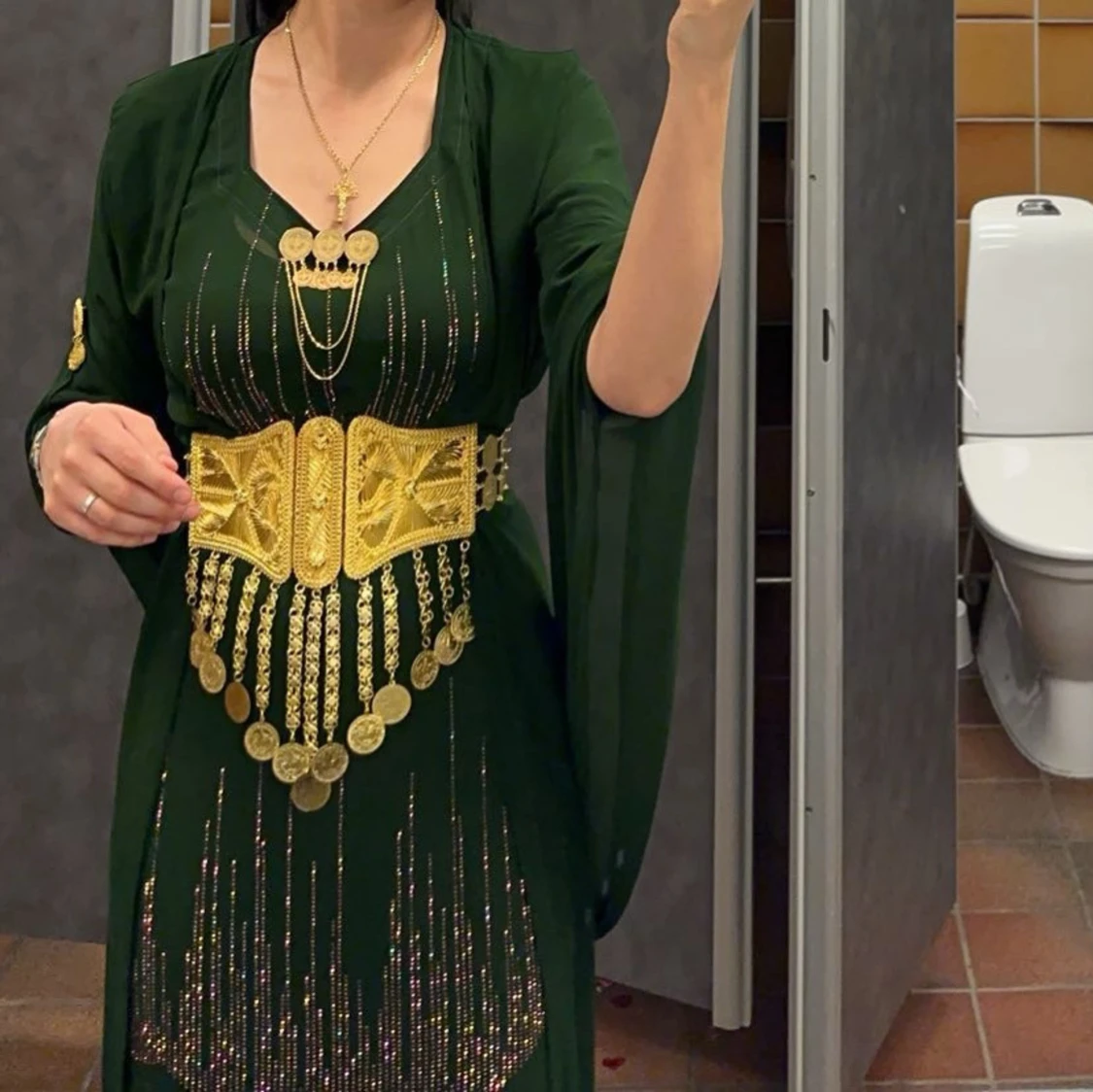 Grön klänning med gulddetaljer!
