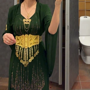 Grön klänning med gulddetaljer!  - Säljer en elegant grön kurdisk klänning med fantastiska gulddetaljer. Perfekt för festliga tillfällen där du vill sticka ut. Köpt tyget sedan har jag betalat för att den ska sy. Priset kan diskuteras. 🌸🌸. Använd bara vid ett tillfälle där på bilden. 🥰
