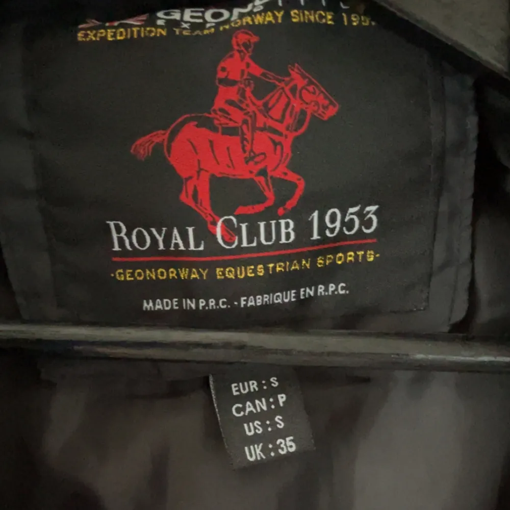 Säljer en svart quiltad jacka från Ralph lauren polo club i mycket bra skick. Perfekt för höst och vår och även vinter vid frågor kom dm. Jackor.