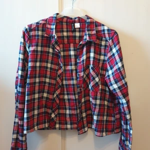 Rutig croppad skjorta  - Croppad skjorta. Använd ett flertal gånger men är fortfarande i bra skick. 