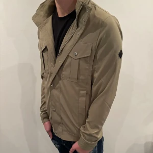 J Lindeberg jacka Bailey (M) - Hej, säljer nu denna sjukt snygga och sällsynta J Lindeberg jackan som är perfekt till hösten och vintern, Modellen= Bailey storlek M, skick 9,5/10 nypris 4000 kr säljs för= 1799 kr