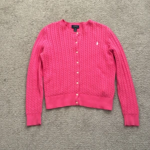 Rosa Ralph lauren kofta - Säljer denna jättefina rosa tröja från Ralph lauren. Storlek 16 år men passar även för 12-14 år. Anledning till att jag säljer: kommer ej till användning. Köpes för 1200. Jättebra skick.