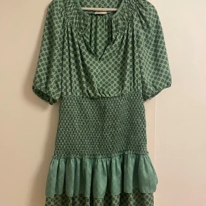 Sandro Klänning - Superfin klänning ifrån Sandro Paris, känner inte att den kommer till tillräckligt mycket användning 🥰 sista bilden är lånad, de andra två är mina!! Priset kan diskuteras 🫶🏽