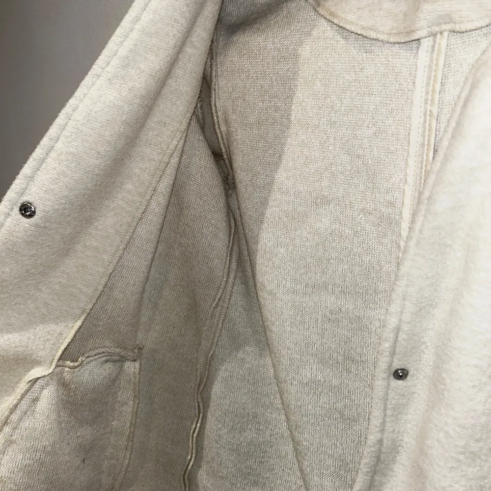 Säljer en stilren beige kappa från Vero Moda i storlek L. Den har en enkel design med tryckknappar och två fickor fram. Perfekt för höst och vår, och ger en elegant touch till vilken outfit som helst. Passar både till vardags och festliga tillfällen.. Jackor.