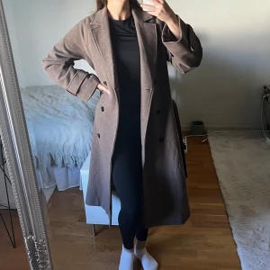 OBJECT kappa, nyskick  - Kappa från Object Collectors Item. Den heter Objkeily Coat, färgen Fossil Melange. Storlek 34, passar typ S-M. Nypris var 1399kr.  Köptes förra vintern och är använd väldigt få gånger, i princip nyskick.  Material: polyester och ull.  