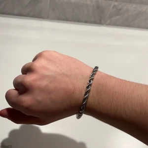 Armband länk  - Säljer detta armbandet som inte är använt , förpackning kommer till, 21cm längd men längden går att justera . 