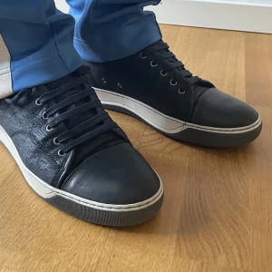 Svarta lavins - Säljer ett par snygga svarta la lavins i skinn med klassisk snörning. De har en vit sula som ger en cool kontrast och är perfekta för vardagsbruk. Skorna är i bra skick och passar till de flesta outfits. Perfekta för både höst och vår!