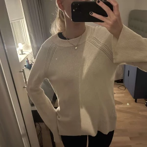 Beige merinoulltröja från Hallhuber - Säljer en supermysig beige tröja i merinoull från Hallhuber. Perfekt för kyliga dagar med sin mjuka och varma känsla. Tröjan har en normal passform och långa ärmar, vilket gör den idealisk för både vardag och lite finare tillfällen. Ett måste i garderoben för höst och vinter! 🍂❄️