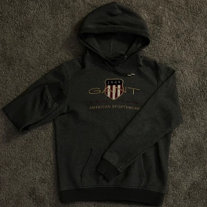 Gant Hoodie  - Säljer denna tvär feta Gant hoodie med fina metalldetaljer🔥🔥 Köpte den för ca 2 år sedan och den är fortfarande i bra skick, 9/10. Inte mycket som är fel med denna, passar perfekt till denna vintern ⛄️Skriv om ni har frågor eller funderingar!