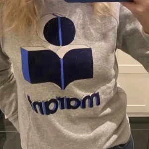Grå Isabel marant sweatshirt - Säljer en grå Isabel sweatshirt. Tröjan har en normal passform och är perfekt för vardagsbruk. 