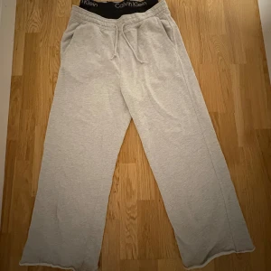 Baggy sweatpants  - Weekday baggy sweatpants i nytt skick köpt för 500kr. Ledig passform och sitter  bekväma skriv gärna om du har fler frågor.🔥