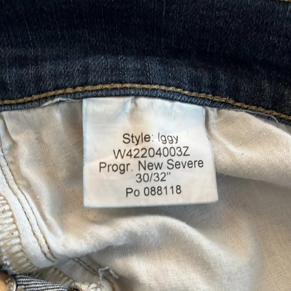 Herrjeans från Tiger of Sweden i storlek 30/32.                      Modell: Iggy.  Mycket bra skick men liten slitning vid backfickan (se bild). Hör av er om ni har några frågor eller funderingar!. Jeans & Byxor.