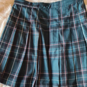 Rutig kjol  - Säljer en superfin rutig kjol i turkost och svart med inslag av rött och vitt. Kjolen har en klassisk design med veck och är perfekt för både vardag och fest. Den är i mycket bra skick och passar perfekt till höst- och vintergarderoben. 🖤💙