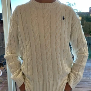 Vit stickad tröja från Ralph Lauren - Säljer en superfin vit stickad tröja från Ralph Lauren. Perfekt för kyliga dagar och passar både till vardags och lite finare tillfällen. Tröjan är i mycket bra skick och inte använd så mycket. Den är i storlek S men kan även passa XS. Hör av er vid minsta lilla fråga!