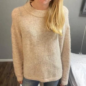 Beige stickad tröja - Mysig beige stickad tröja som inte kommer till användning💕
