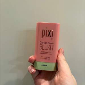 Säljer en Pixi On-the-Glow Blush i en härlig rosa nyans. Denna rouge är perfekt för att ge kinderna en fräsch och naturlig glöd. Kommer i en praktisk stickform som är lätt att applicera och ta med sig. Perfekt för en snabb touch-up när du är på språng! Lite använd, men 99 % av produkten är kvar 