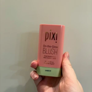 Pixi On-the-Glow Blush - Säljer en Pixi On-the-Glow Blush i en härlig rosa nyans. Denna rouge är perfekt för att ge kinderna en fräsch och naturlig glöd. Kommer i en praktisk stickform som är lätt att applicera och ta med sig. Perfekt för en snabb touch-up när du är på språng! Lite använd, men 99 % av produkten är kvar 
