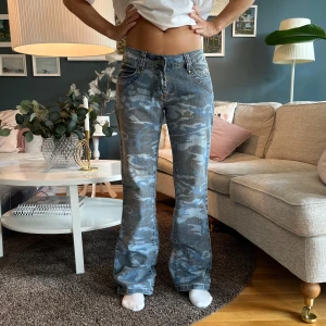 Lågmidjade jeans  - Världens coolaste bootcut jeans med låg midja och camo mönster 😍 så snygga att liva upp en outfit med!! Storlek w28