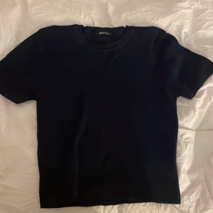 Marinblå stickad tröja - Säljer en marinblå stickad t shirt från Gina tricot! Den är i L men är croppad så sitter normalt på mig som har xs-s!💘Köpt för 299 men säljer för 200. Inga defekter och är i nyskick!🩷