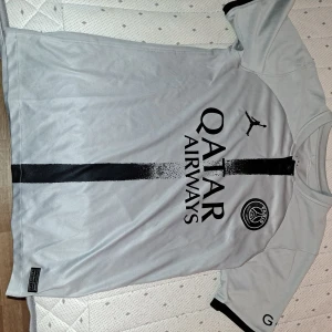 Psg tröja  - Inga defekter. Herrstorlek M. Inget namn på ryggen 