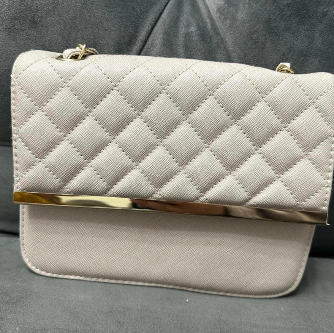 Beige quiltad axelväska