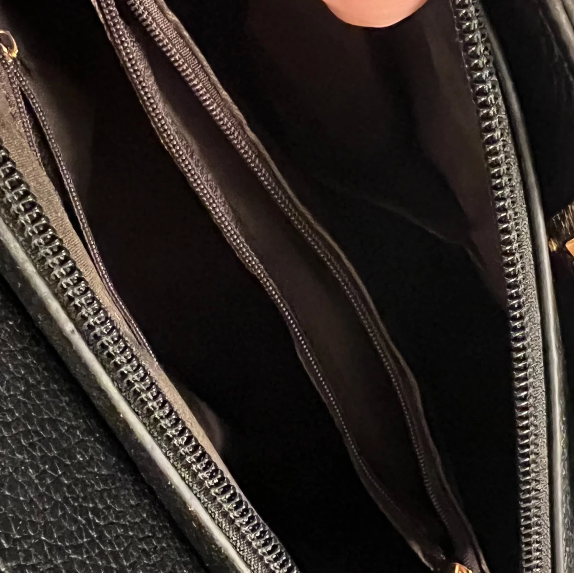 Svart handväska med krokodilmönster - 91