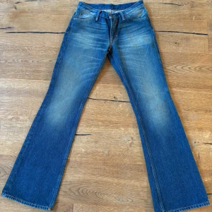 Bootcuts från Acne Studios - Så snygga jeans från Acne!! Aldrig använda för jag skulle sy upp dom men gjorde aldrig och måste rensa 💔köpta för 2500