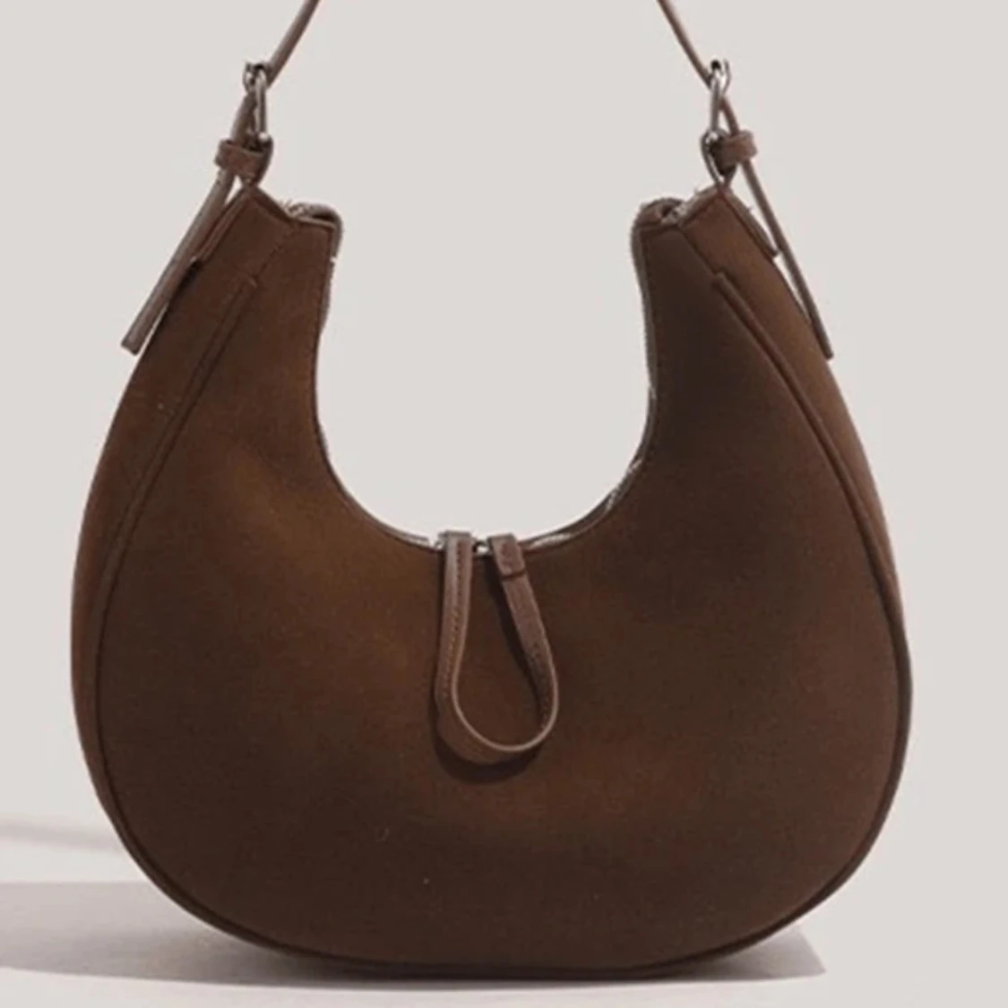 Brun axelväska i syntetmaterial