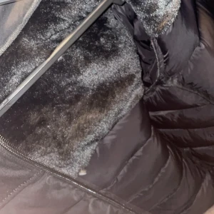 Svart pufferjacka från Dsquared2 - Säljer en snygg svart pufferjacka från Dsquared2. Den har en mjuk och varm insida med pälsfoder och en dragkedja framtill. Perfekt för kalla dagar och ger en cool look med Dsquared2-loggan på ryggen. Perfekt winter jacka till sina barn eller till sig själv. Det är bild nummer 1,2,3 den jackan har päls den andra jackan är tjockare och därför inte behöver päls i jackan men den har dock en slags reflex som man ser.