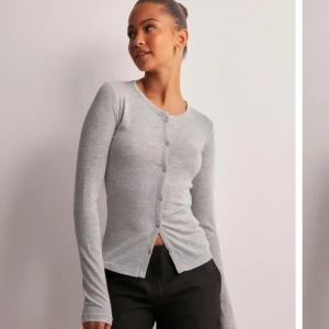 Grå topp - Långärmad ljusgrå topp i så mjukt och skönt material från Nelly. Sitter som en XS. Använd någon enstaka gång så i superskick🫶🏼Köpt för 349 kr