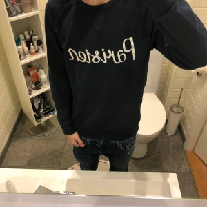 Maison Kitsune Tröja - Storlek: M, kan passa S. Skriv om ni har några funderingar!