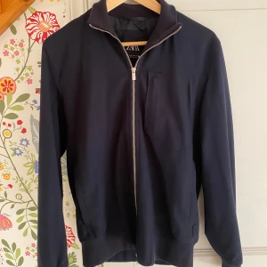 Jacka från Zara - Säljer en stilren svart jacka från Zara i storlek S. Den är i mycket bra skick och passar till de flesta outfits. Perfekt för dig som vill ha en enkel men snygg look!