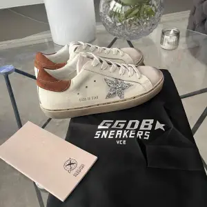 Säljer ett par snygga Golden Goose sneakers. Helt nya oanvända. Dustbag, QR kod och tillbehör medföljer 🤍