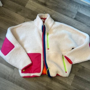 Fleecejacka👌🏼🌸 - fleecejackan jackan är ny aldrig använd och kommer inte från ett rökande hem! 👌🏼🌸