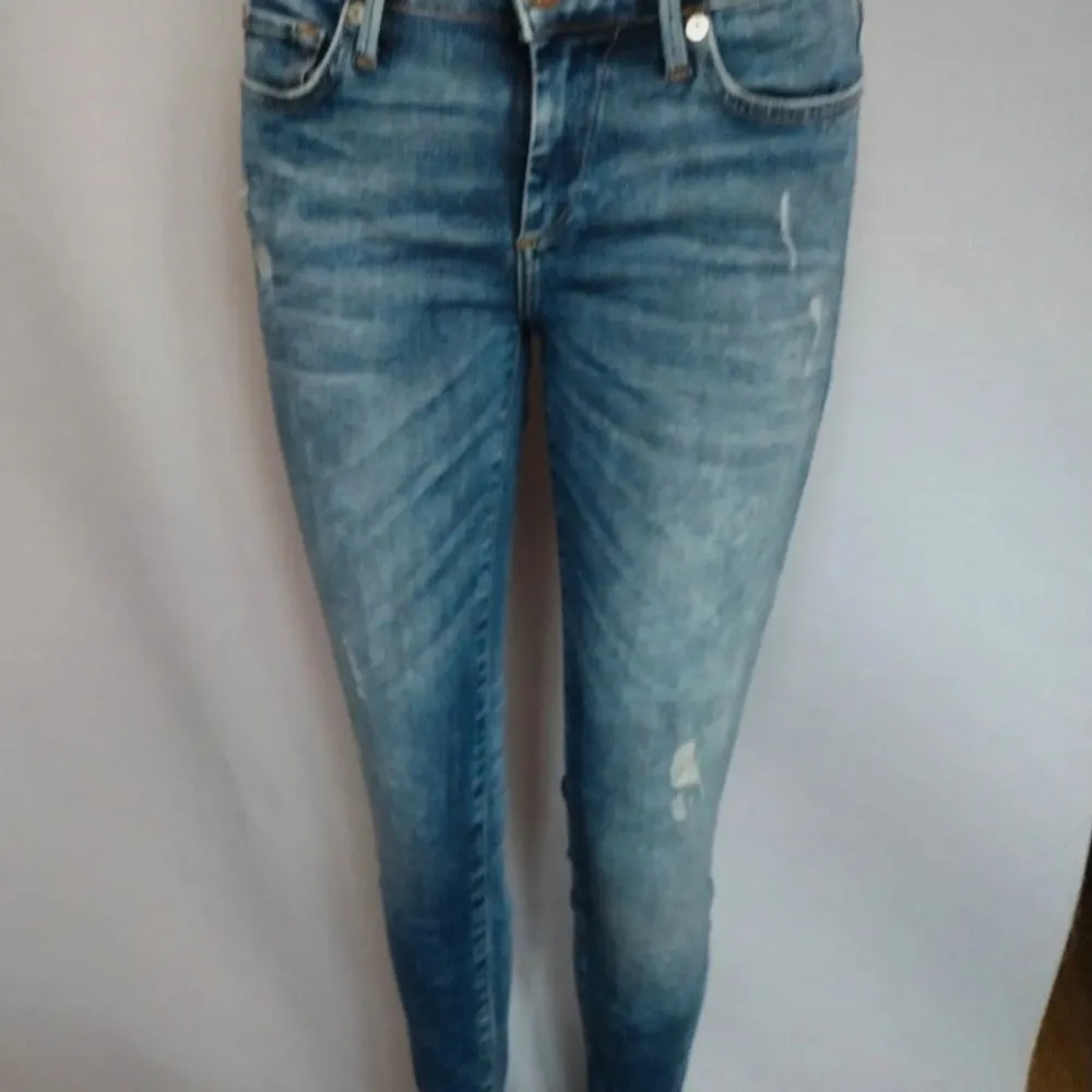 Säljer ett par snygga blå jeans från True Religion i nyskick. De har en tight passform och är högmidjade med slitna detaljer för en cool look. Perfekta för både vardag och fest!. Jeans & Byxor.