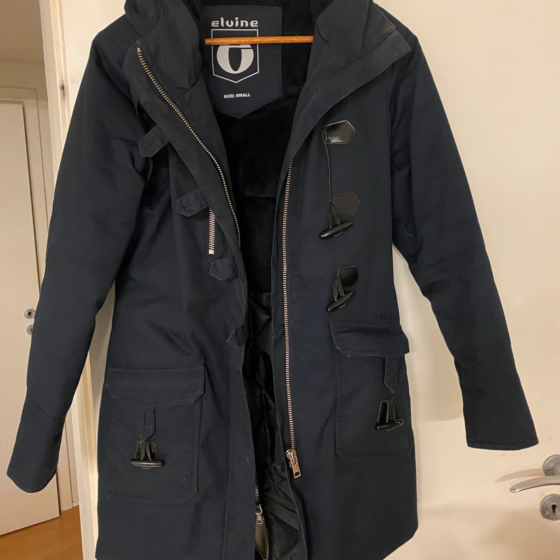 Svart parkajacka från Elvine