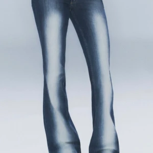 Weekday jeans Booty Bei - Säljer ett par super snygga Booty Bei low waist skinny boot cut jeans stl 26/30 då dom blev för små för min dotter och som är helt  slutsålda. Dom är små i storlekarna så mer som en 25/30