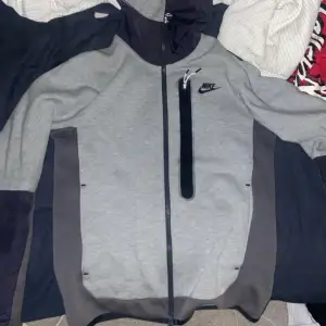 Nike tech hoodie i bra skick inga skador eller fläckar. Står storlek xs men passar medium