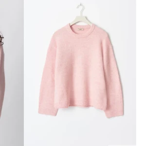 Rosa stickad tröja från gina  - Säljer min jättefina stickade tröja från gina som är slutsåld. Storleken är xs men jag skulle säga att den passar som S. Tröjan är helt slutsåld och går inte att köpa längre, endast använd 2 ggr. Skriv för egna bilder eller frågor💘