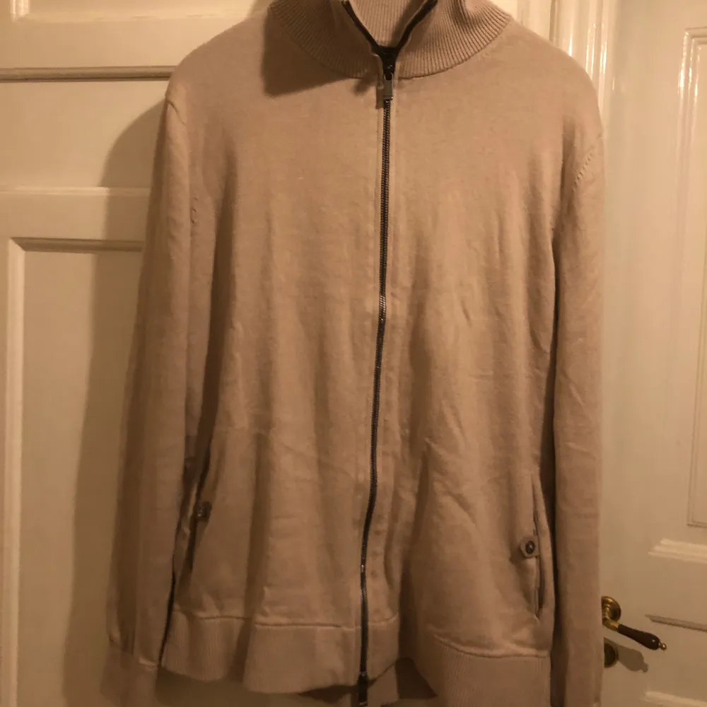 Sjukt snygg Massimo dutti cardigan i storlek M, säljs för endast 399kr! 👌 . Tröjor & Koftor.