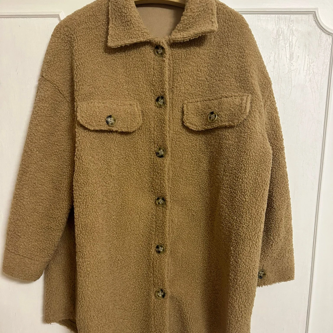 Beige teddyjacka med knappar